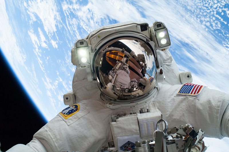 astronaute-sortie-spatiale-iss-station-spatiale-internationnale-gravity